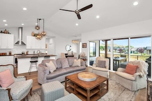 Televisión, chimenea, libros y estéreo