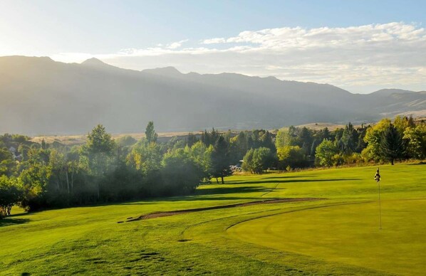 Golf - Eden Mountain Oasis: Hot Tub & Stunning Views (Eden)