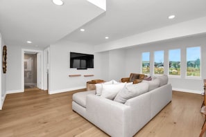 TV, fireplace, books, stereo - Eden Mountain Oasis: Hot Tub & Stunning Views (Eden)