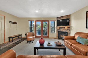 Fernseher, Kamin, Arbeitsbereiche