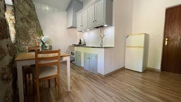 Kühlschrank, Mikrowelle, Herdplatte, Geschirrspüler