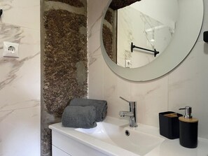 Een douche, een haardroger, handdoeken