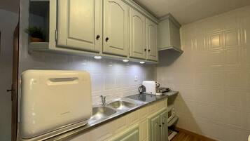 Jääkaappi, mikroaaltouuni, liesi, astianpesukone