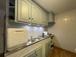 Jääkaappi, mikroaaltouuni, liesi, astianpesukone