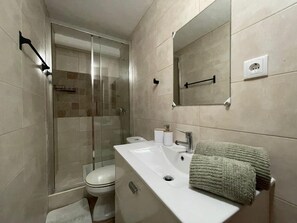 Douche, sèche-cheveux, serviettes fournies