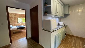 Kühlschrank, Mikrowelle, Herdplatte, Geschirrspüler