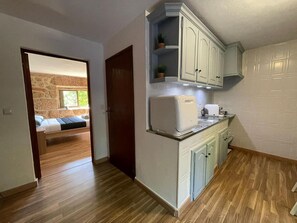 Frigorífico, microondas, placa de cocina y lavavajillas