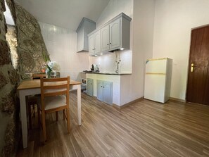 Frigorífico, microondas, placa de cocina y cafetera o tetera