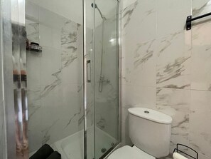 Douche, sèche-cheveux, serviettes fournies