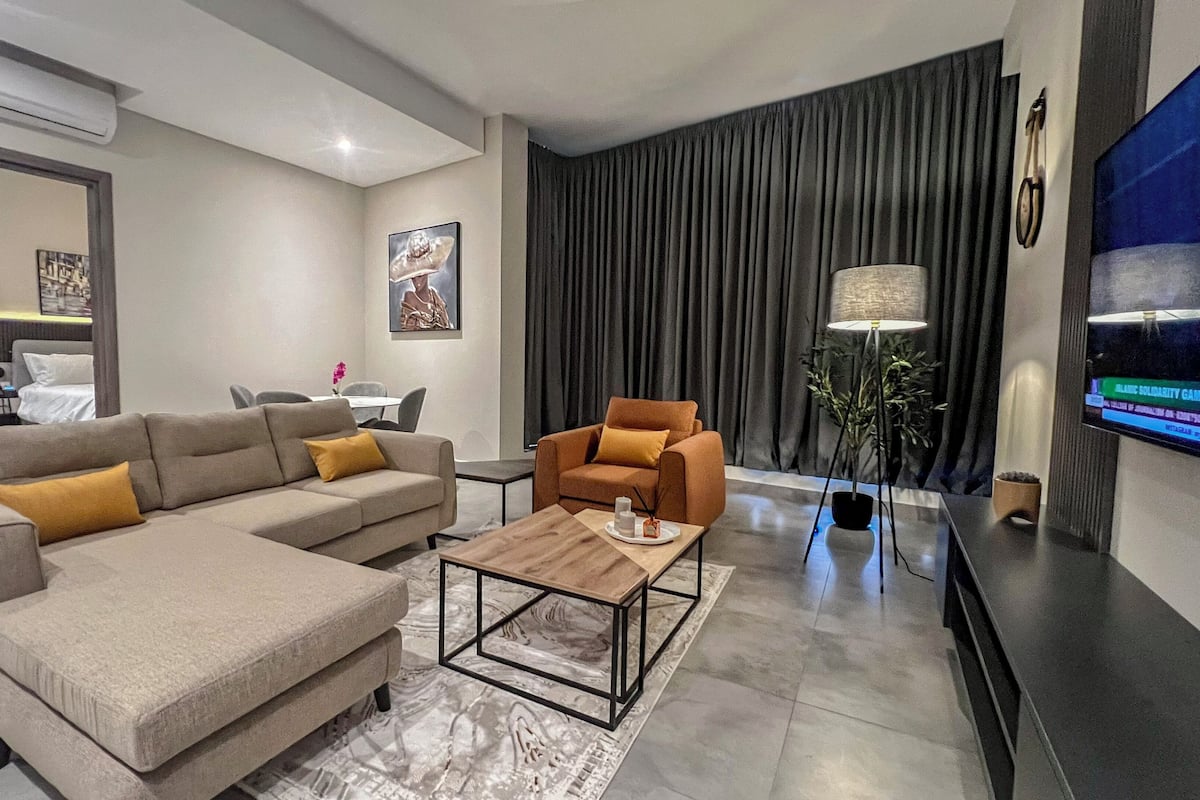 Luxury Suite, 1 Bedroom, City View | Living area