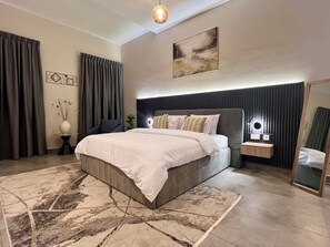 客房內保險箱、書桌、筆電工作空間、熨斗/熨衣板