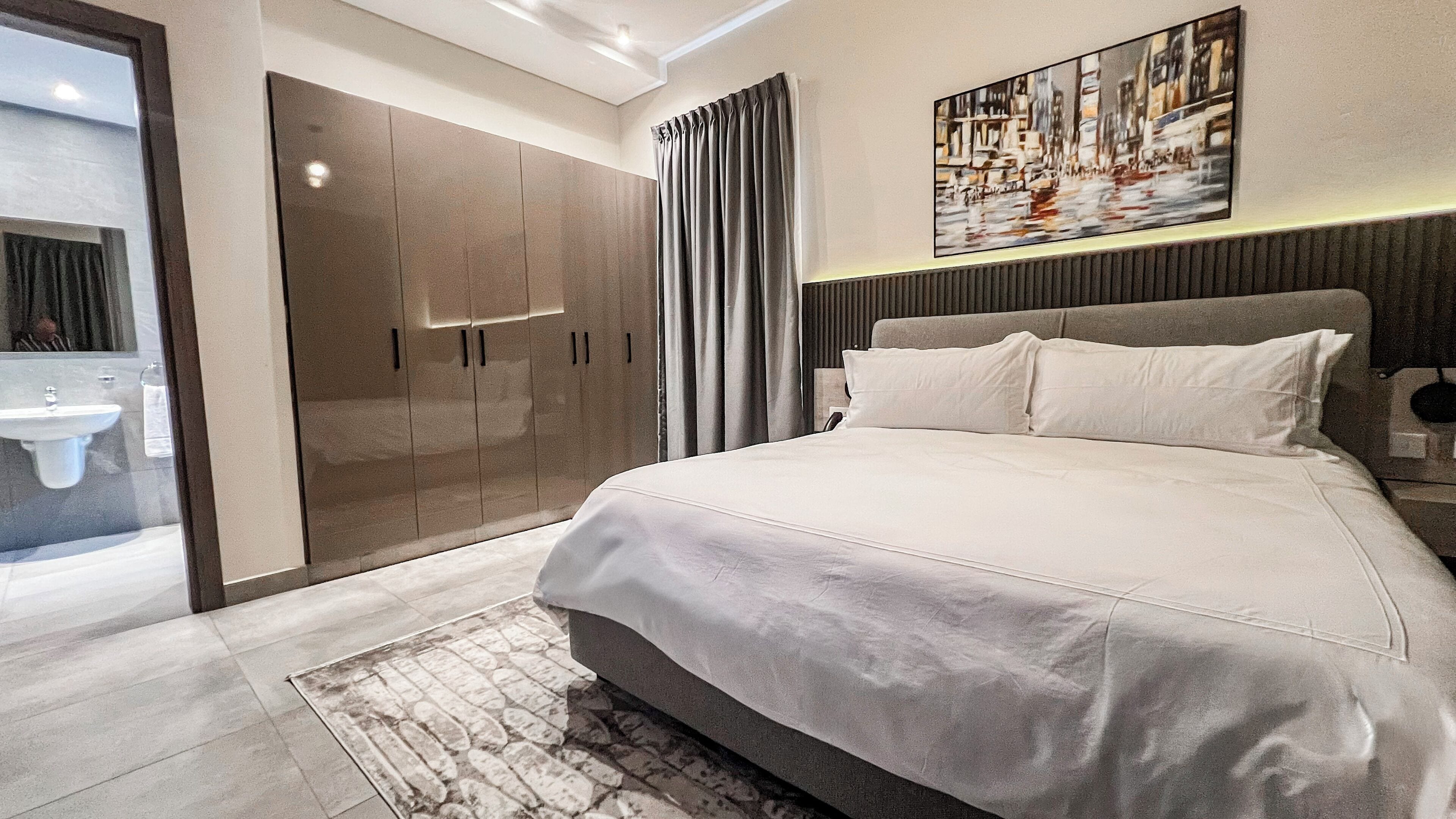 奢华套房, 1 间卧室, 城市景观 | 客房内保险箱、办公桌、笔记本电脑工作区、熨斗/熨衣板