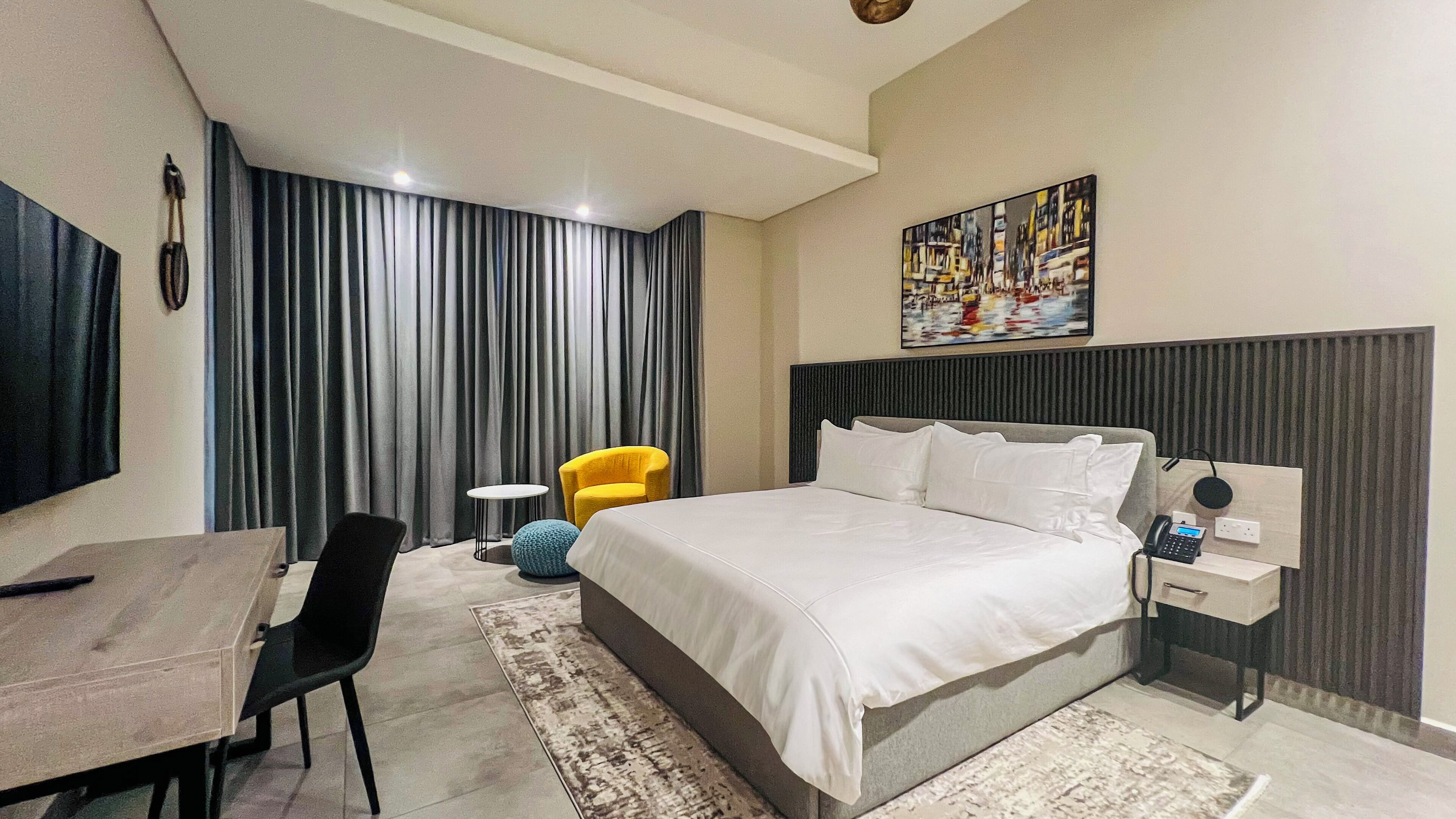 خزنة داخل الغرفة ومكتب ومساحة عمل للكمبيوتر المحمول ومكواة/لوح كي