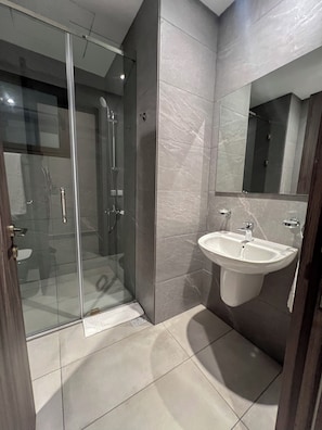 Bathroom - Anthonian Suites (Accra)