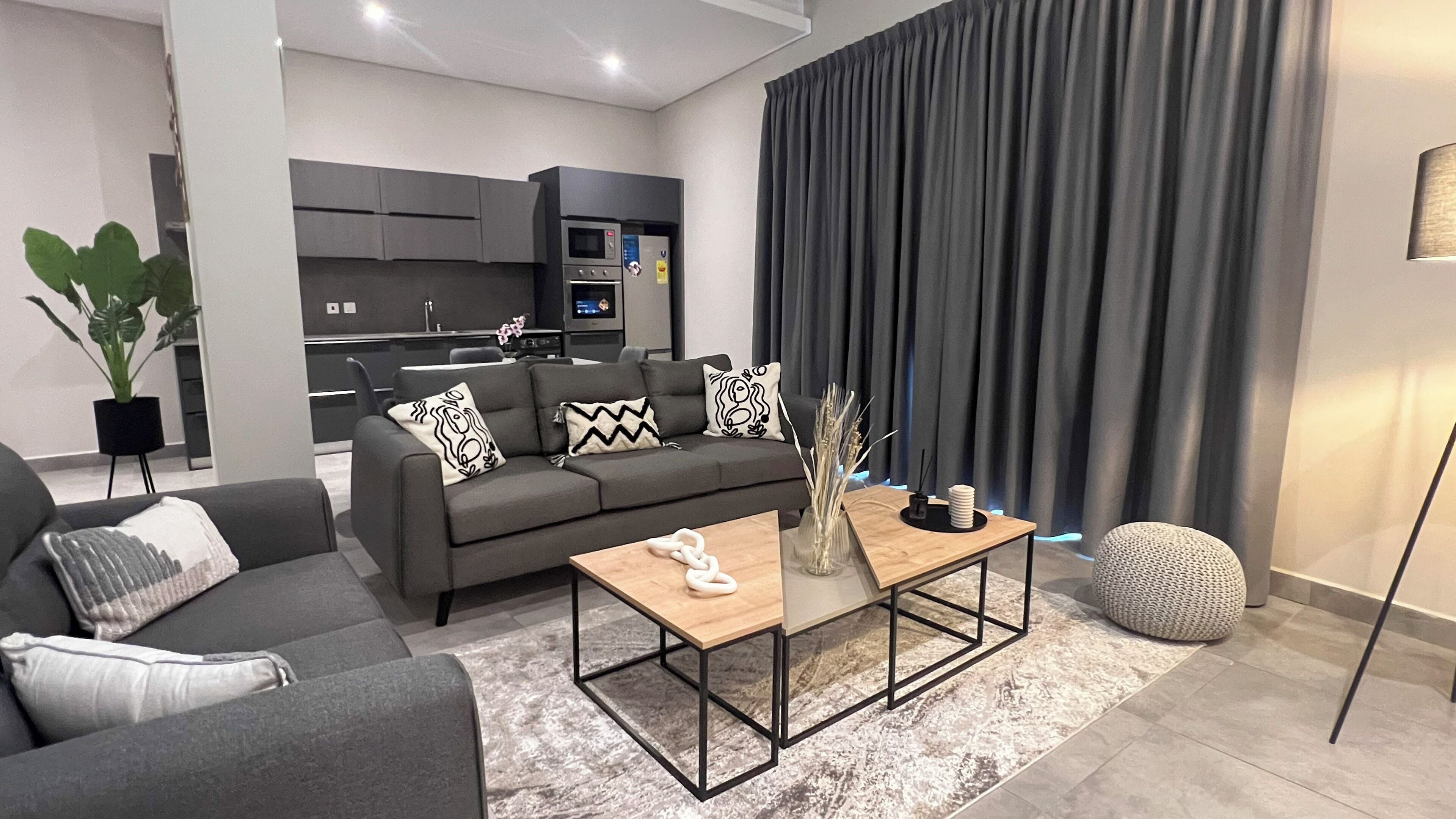 奢华套房, 1 间卧室, 城市景观 | 客房内保险箱、办公桌、笔记本电脑工作区、熨斗/熨衣板