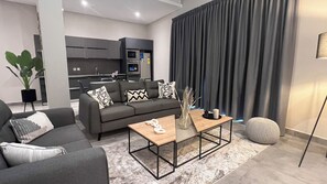 奢華套房, 1 間臥室, 城市景觀 | 客房內保險箱、書桌、筆電工作空間、熨斗/熨衣板