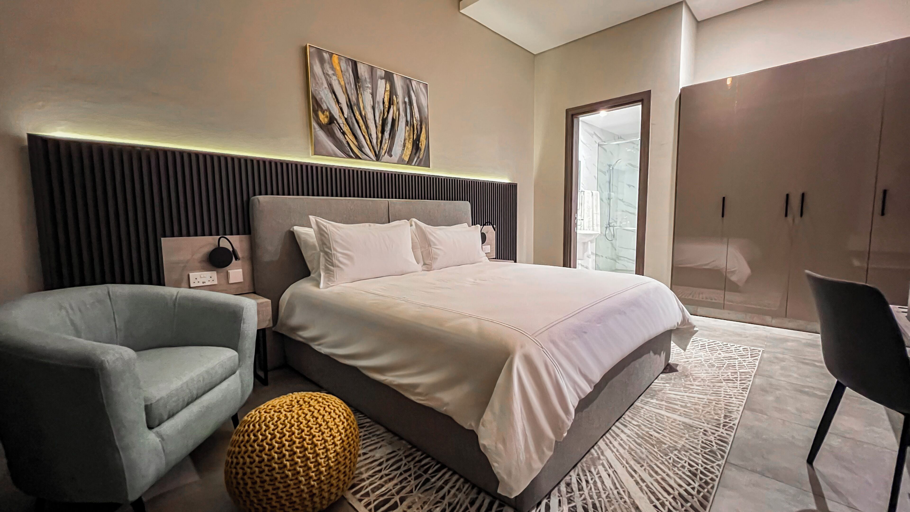 خزنة داخل الغرفة ومكتب ومساحة عمل للكمبيوتر المحمول ومكواة/لوح كي