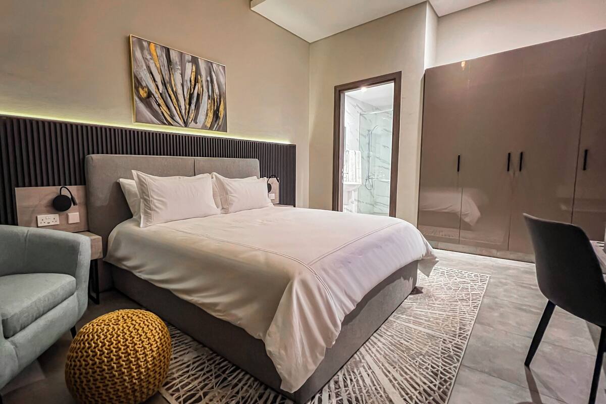 خزنة داخل الغرفة ومكتب ومساحة عمل للكمبيوتر المحمول ومكواة/لوح كي