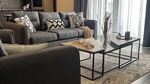 Luxury Suite, 1 Bedroom, City View | Living area