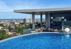 Una piscina al aire libre