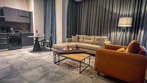 Luxury Suite, 1 Bedroom, City View | Living area