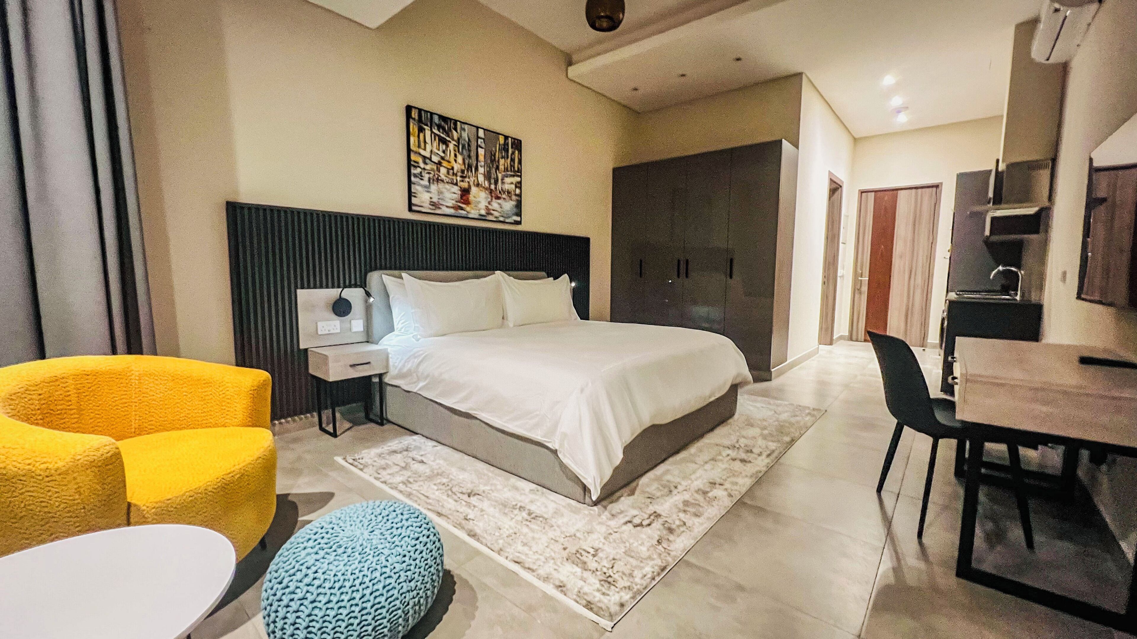 Suite estudio de lujo, vista a la ciudad | Caja de seguridad en la habitación y escritorio 