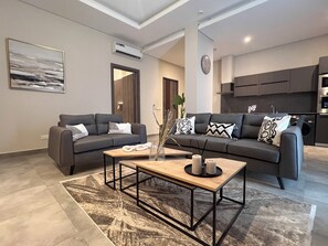 奢華套房, 2 間臥室, 城市景觀 | 客房內保險箱、書桌、筆電工作空間、熨斗/熨衣板