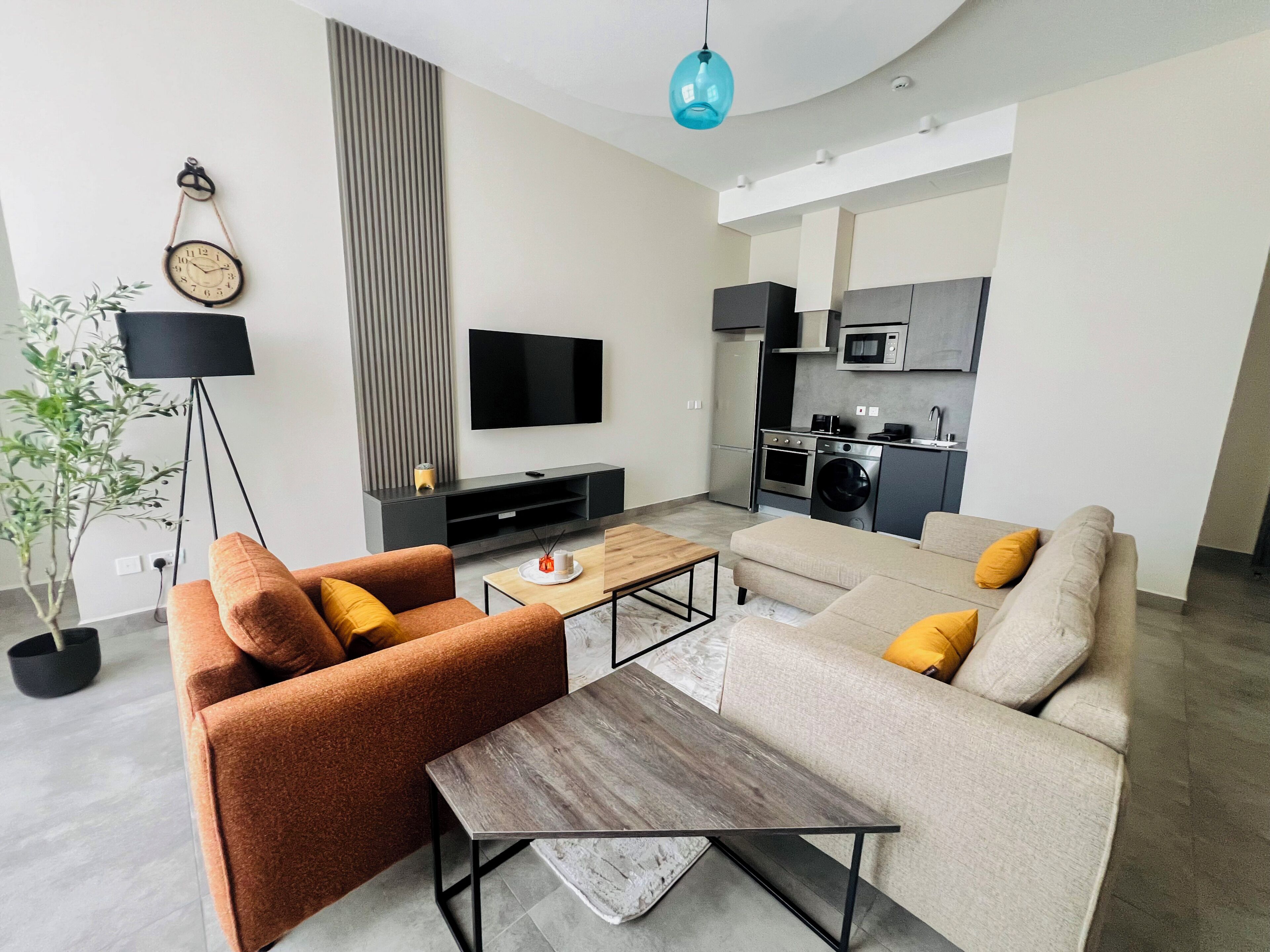 خزنة داخل الغرفة ومكتب ومساحة عمل للكمبيوتر المحمول ومكواة/لوح كي