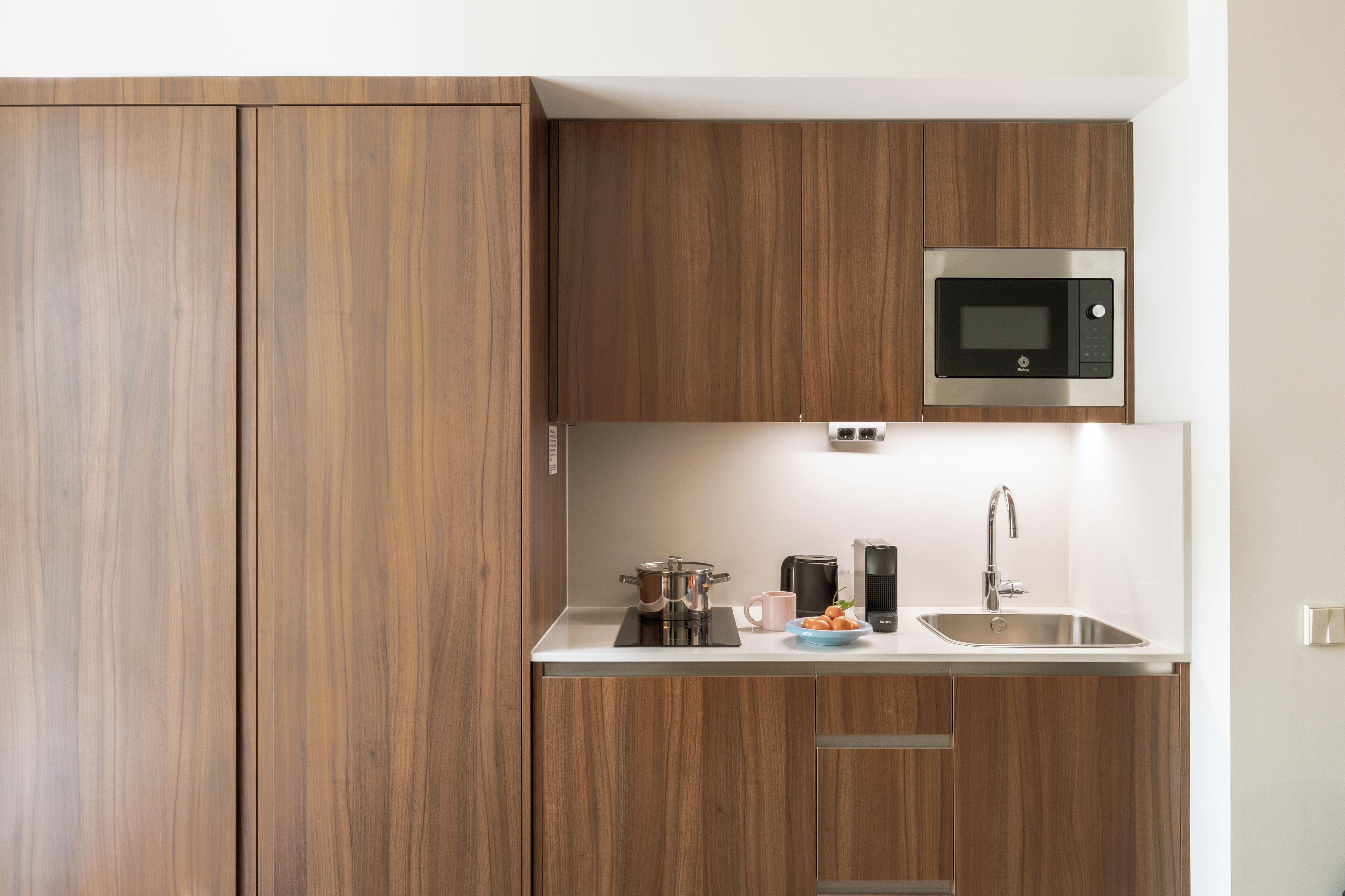 Kühlschrank, Mikrowelle, Herdplatte, Wasserkocher mit Kaffee-/Teezubehör