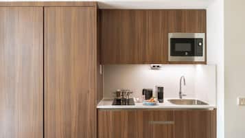 Kühlschrank, Mikrowelle, Herdplatte, Wasserkocher mit Kaffee-/Teezubehör