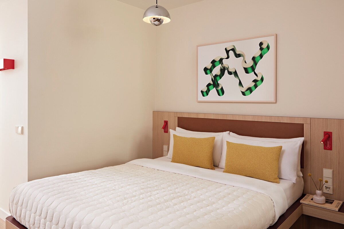 Ropa de cama de alta calidad y caja de seguridad en la habitación 