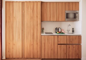 Réfrigérateur, micro-ondes, plaque de cuisson, cafetière/bouilloire