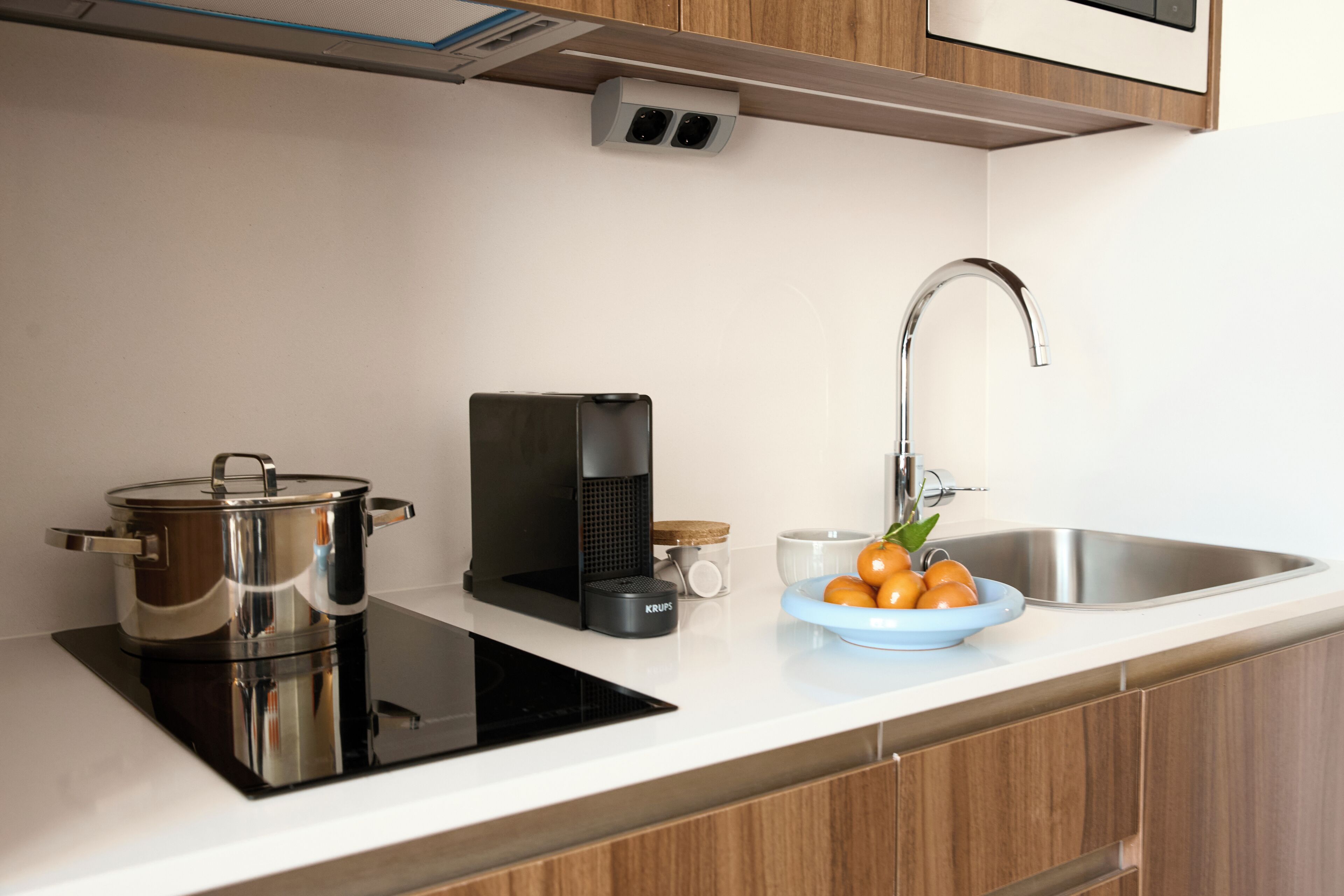 Een koelkast, een magnetron, een kookplaat