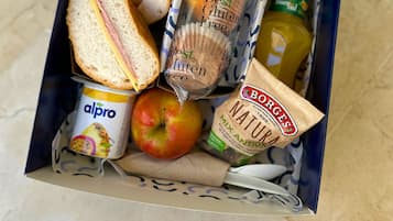 Daily to-go breakfast (EUR 12 per person)