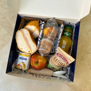 Desayuno para llevar todos los días (con cargo)