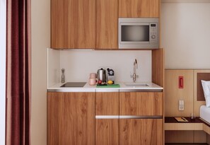 Peti sejuk, ketuhar gelombang mikro, dapur, pembancuh kopi/teh