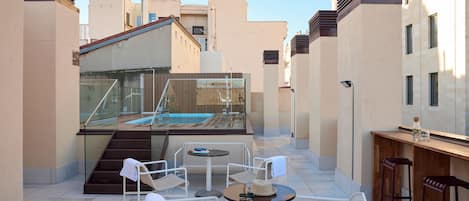 Outdoor pool, pool loungers