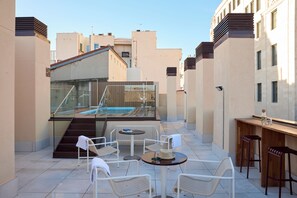 Utendørsbasseng og solsenger