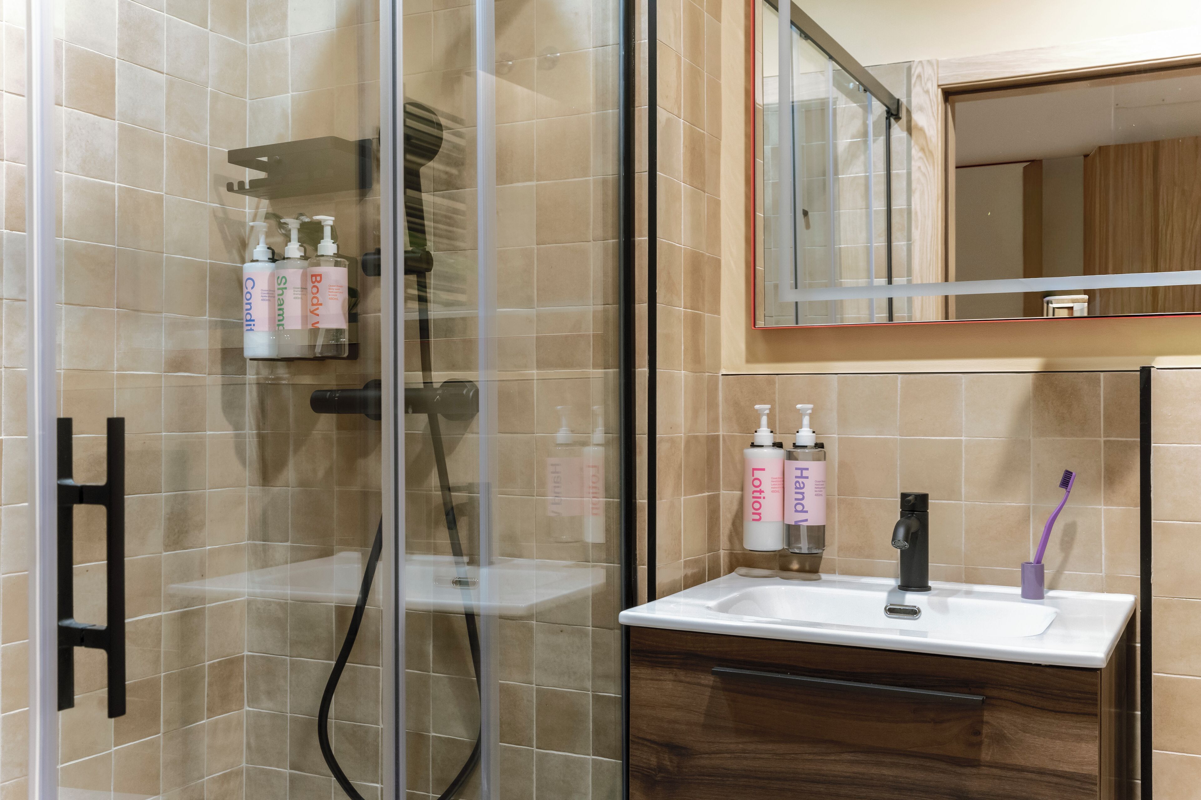 Chuveiro, produtos de toalete biodegradáveis, secador de cabelo 