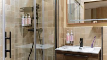 Chuveiro, produtos de toalete biodegradáveis, secador de cabelo