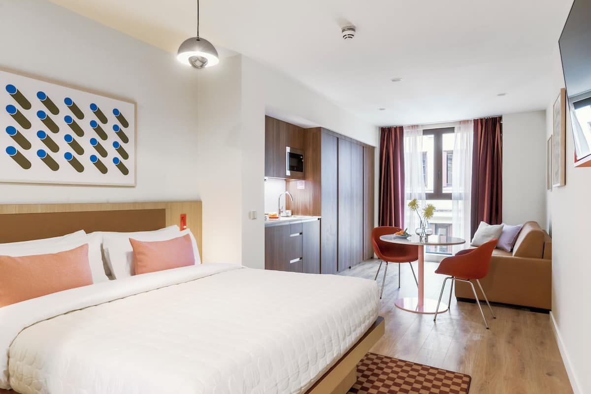 Studio Grand, bếp nhỏ | Bộ đồ giường cao cấp, két bảo mật tại phòng 