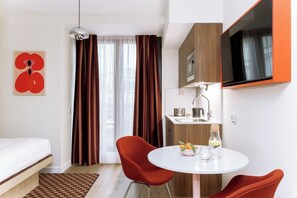 Medium Studio, Kitchenette, Terrace | Living area | 43-inch Smart TV with cable channels, streaming services - Numa Madrid Fuencarral (Madrid)