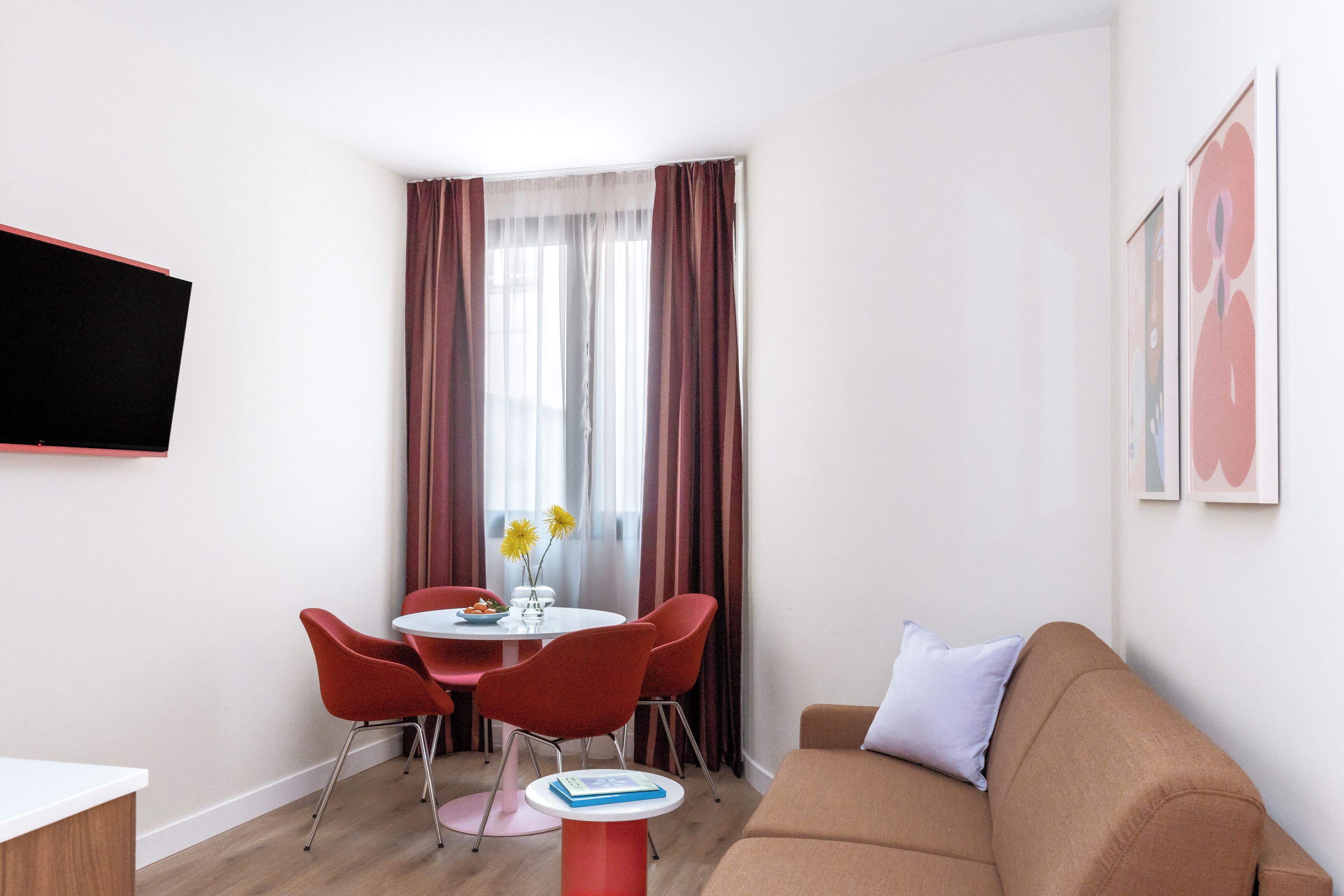 Apartamento, 1 cama Queen e sofá-cama | Área de estar | Smart TV 43 polegadas com canais a cabo, serviços de streaming