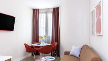 Apartamento, 1 cama Queen e sofá-cama | Área de estar | Smart TV 43 polegadas com canais a cabo, serviços de streaming