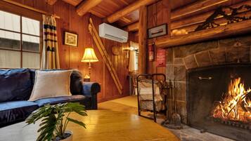 Una televisión, una chimenea, un reproductor de DVD, una oficina