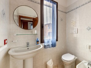 Apartment | Bathroom - A 150 Meter Long Mare, 2 Fish (Valledoria)