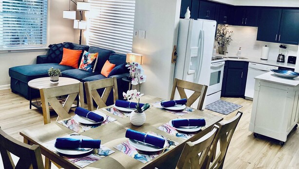 Un appartement moderne comprenant un salon, un coin repas et une cuisine.
