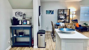 Une cuisine moderne dotée d’un coin café, d’un espace repas et d’un petit bureau.