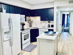 冷蔵庫、電子レンジ、オーブン、コンロ