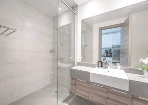 Shower, hair dryer, towels - Free housekeeping visits during your stay - StayShort - Jumeirah Village Circle Studio with Amazing Amenities! (Jumeirah Village Circle)